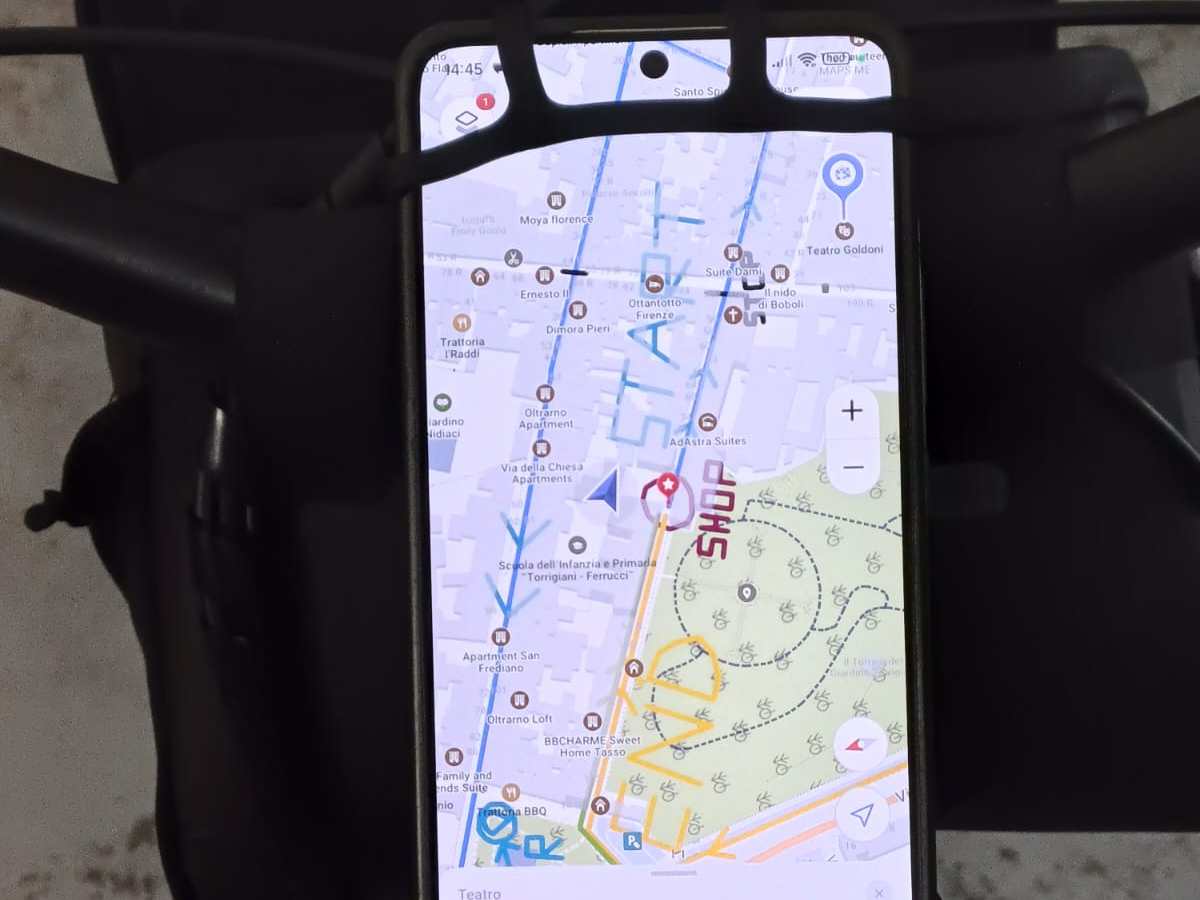 Smartphone on bike showing a map to Teatro Goldoni.