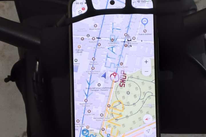 Smartphone on bike showing a map to Teatro Goldoni.